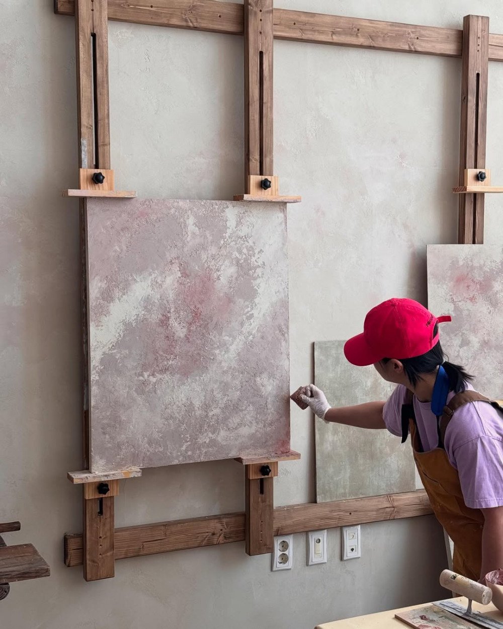 Park Na Rae Introduces Her Latest Hobby: Lime Plastering