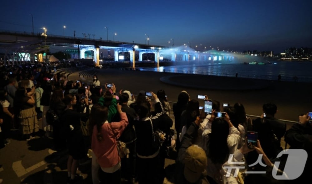 Seventeen Makes History as the First K-Pop Artist to Perform on Jamsu Bridge
