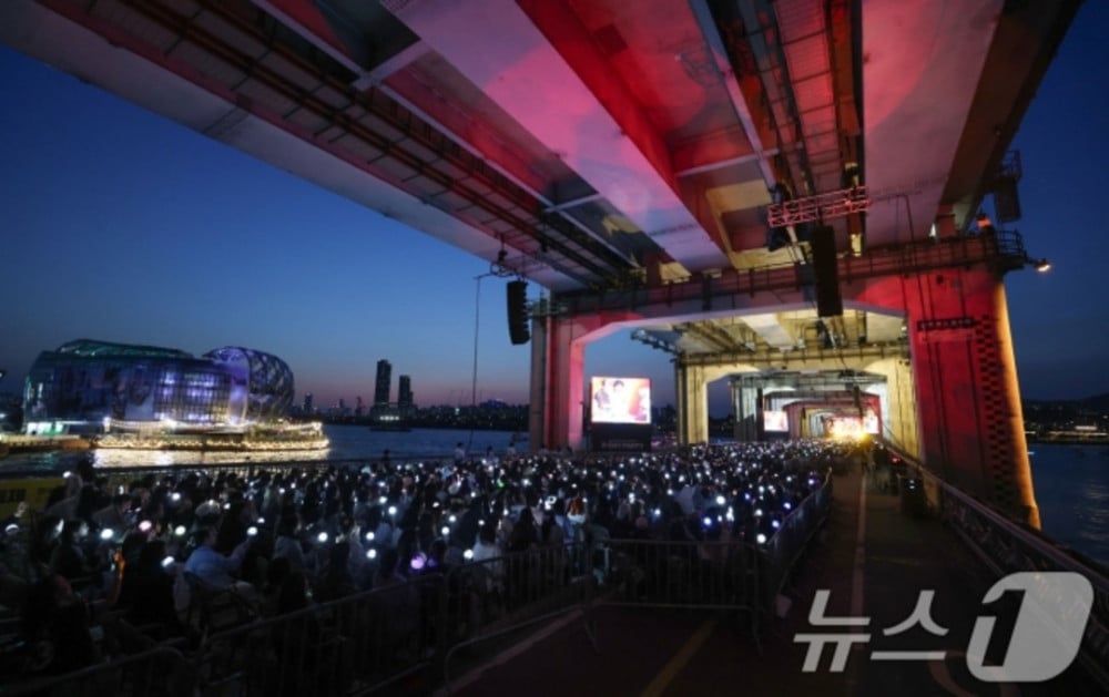 Seventeen Makes History as the First K-Pop Artist to Perform on Jamsu Bridge