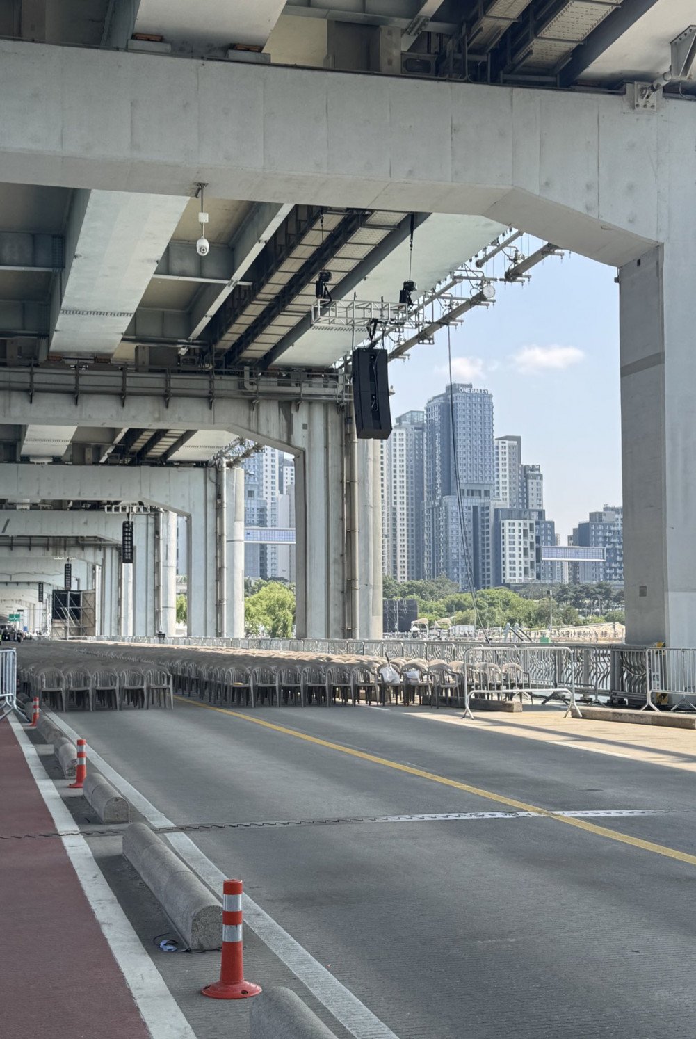 Fans helping at the concert