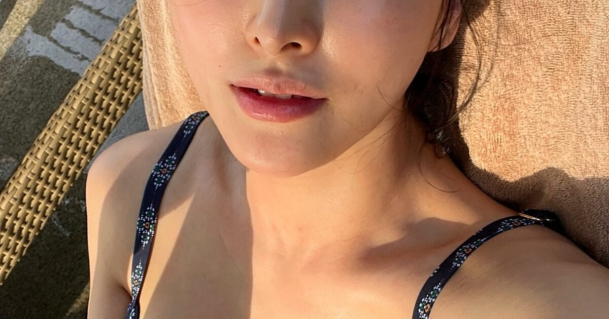 Barefaced Idol Is A Total Summer Babe In A Cleavage-Revealing Bikini