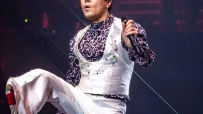 Fans Are Begging For Legendary Singer To Wear His Signature Outfit