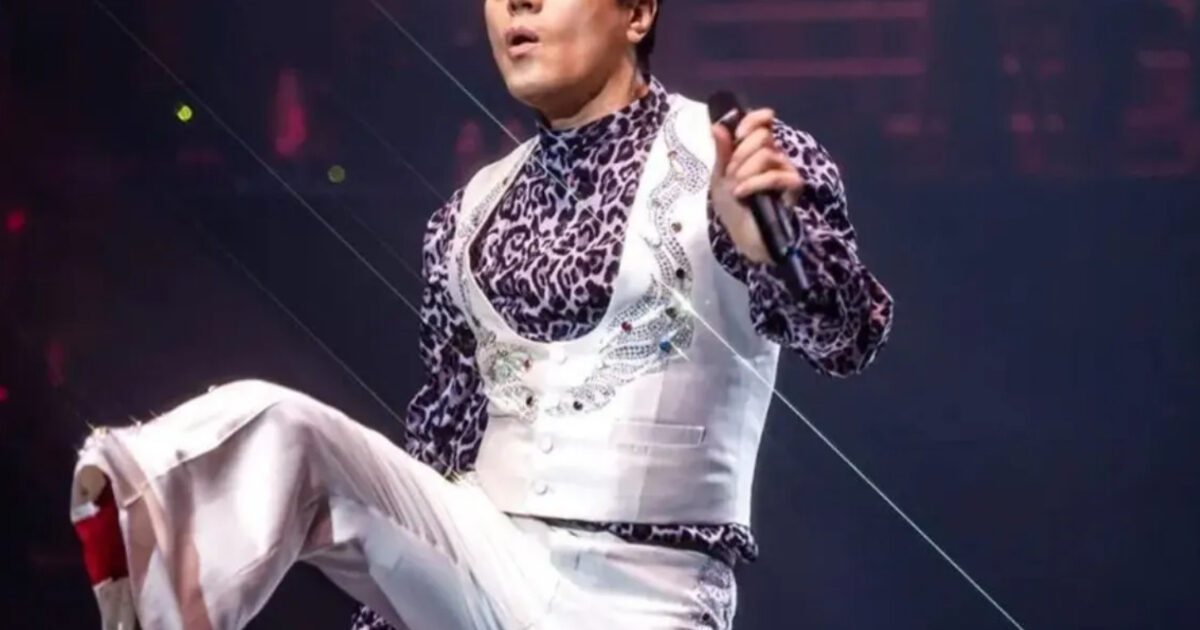 Fans Are Begging For Legendary Singer To Wear His Signature Outfit