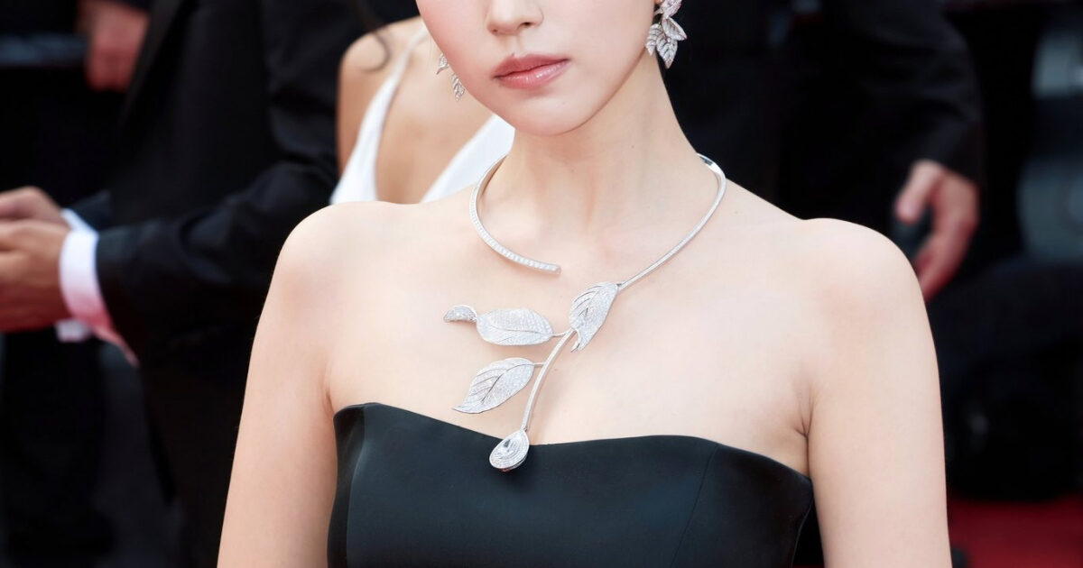 Popular Third-Gen Idol Absolutely Stuns On The Red Carpet