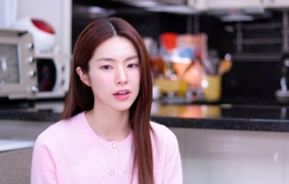 Actress Ha Young shares her medical family background “My dad and sister are doctors, my mom was a nurse”