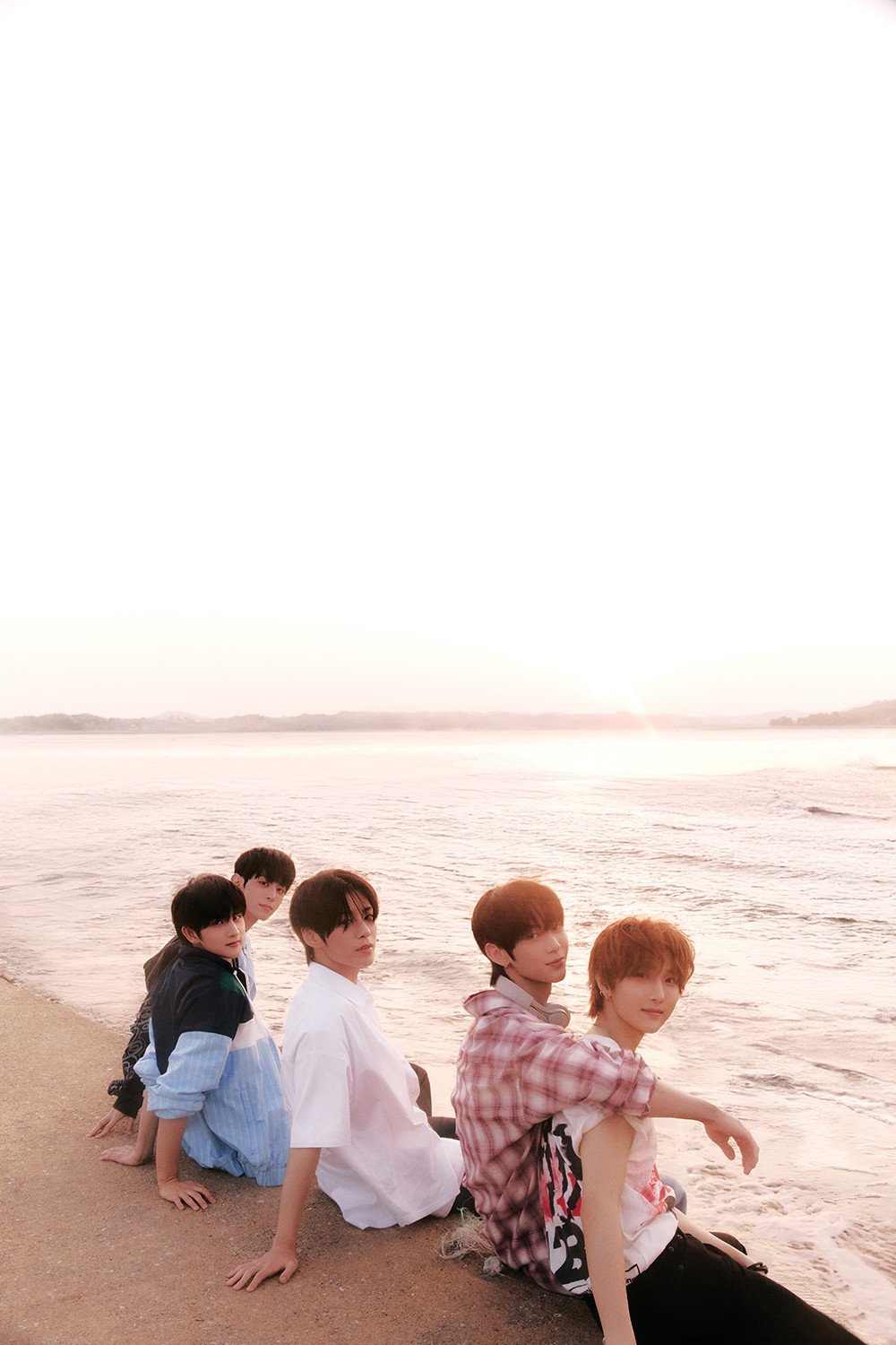 NOWZ Depicts Brooding Summer Vibes in Teaser Images for 'Fly to the Youth' Featuring Yuqi of (G)I-DLE 11 NOWZ Depicts Brooding Summer Vibes in Teaser Images for 'Fly to the Youth' Featuring Yuqi of (G)I-DLE