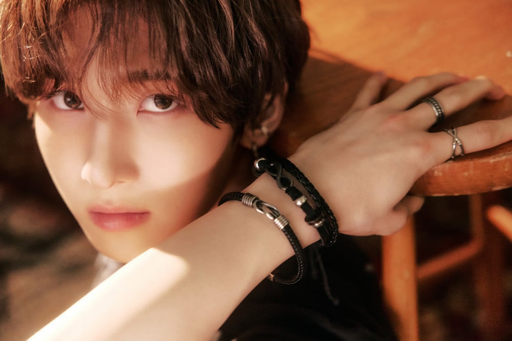 NOWZ Depicts Brooding Summer Vibes in Teaser Images for 'Fly to the Youth' Featuring Yuqi of (G)I-DLE 10 NOWZ Depicts Brooding Summer Vibes in Teaser Images for 'Fly to the Youth' Featuring Yuqi of (G)I-DLE