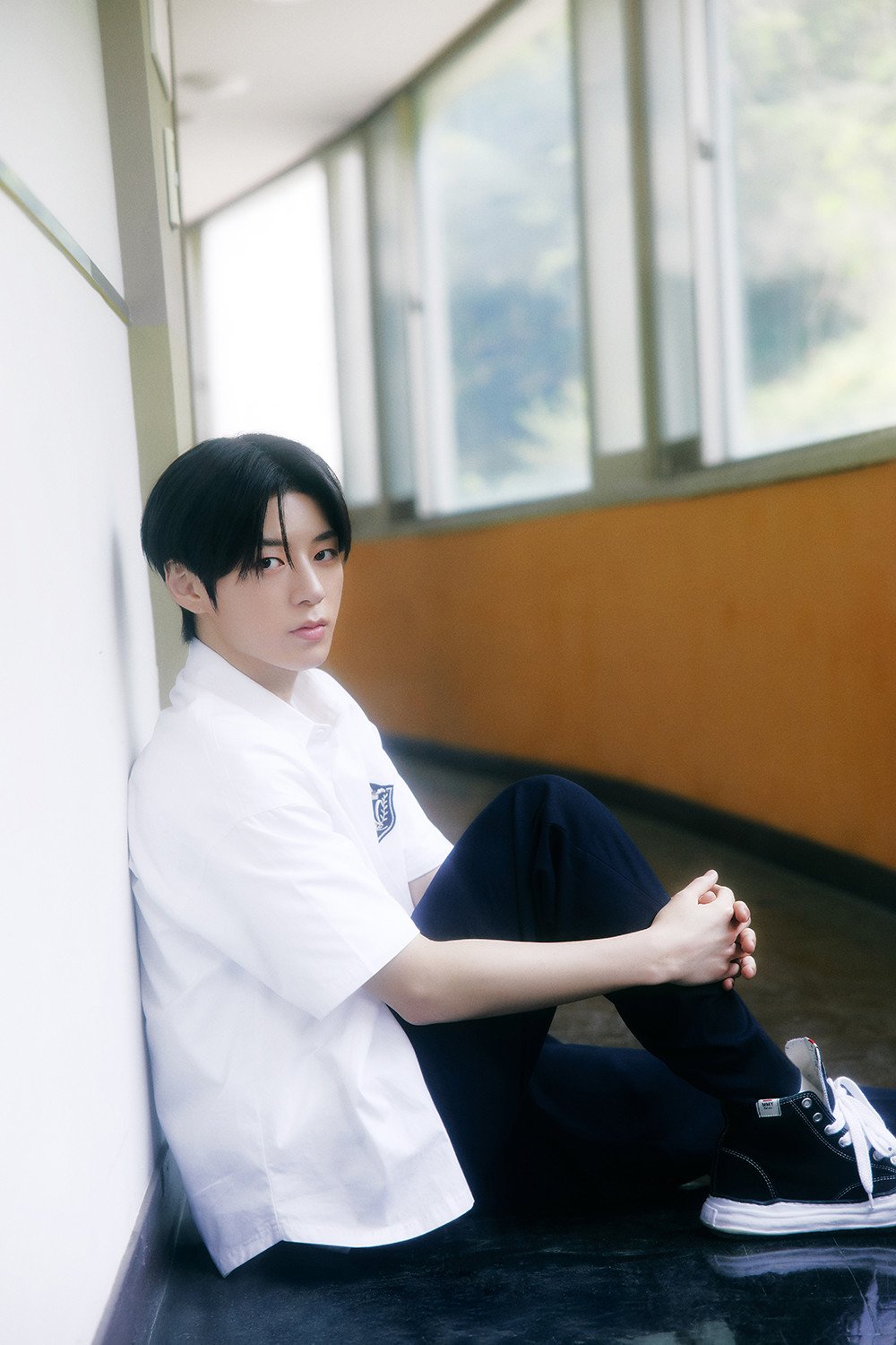 NOWZ Depicts Brooding Summer Vibes in Teaser Images for 'Fly to the Youth' Featuring Yuqi of (G)I-DLE 5 NOWZ Depicts Brooding Summer Vibes in Teaser Images for 'Fly to the Youth' Featuring Yuqi of (G)I-DLE