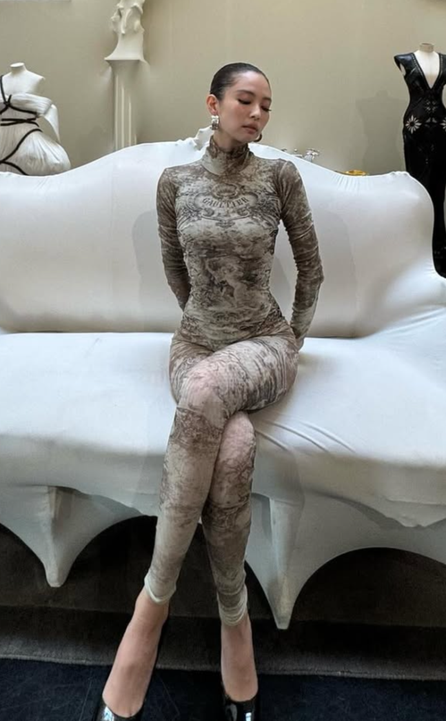 Jennie of BLACKPINK Captivates Fans with Her Flawless 'S-Line' Figure in Recent Images 2 Jennie of BLACKPINK Captivates Fans with Her Flawless 'S-Line' Figure in Recent Images