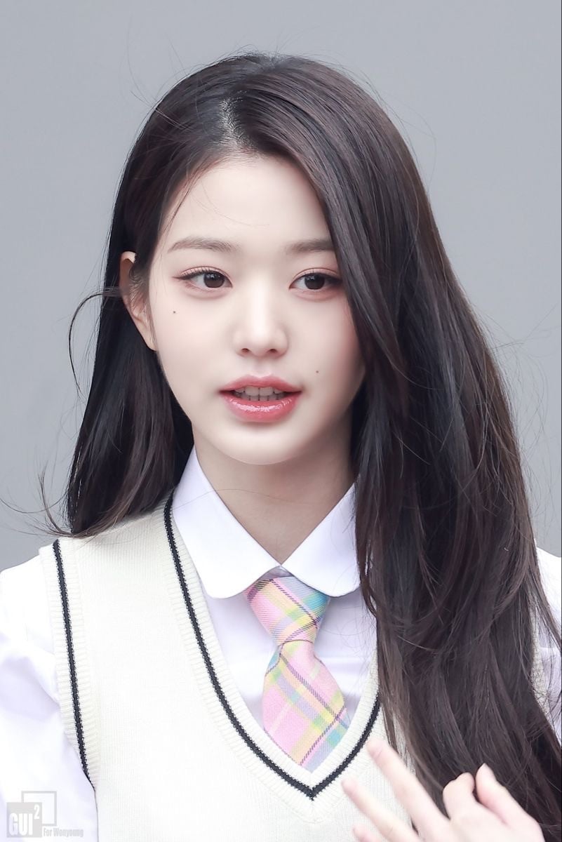 Wonyoung of IVE Earns Compliments for Recent Subtle Makeup Look 2 Wonyoung Light Makeup 2
