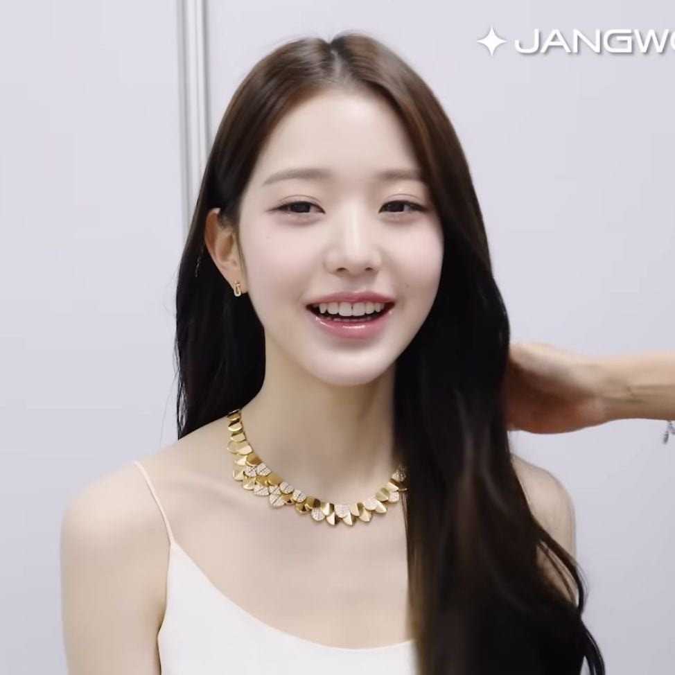 Wonyoung of IVE Earns Compliments for Recent Subtle Makeup Look 3 Wonyoung Light Makeup 3