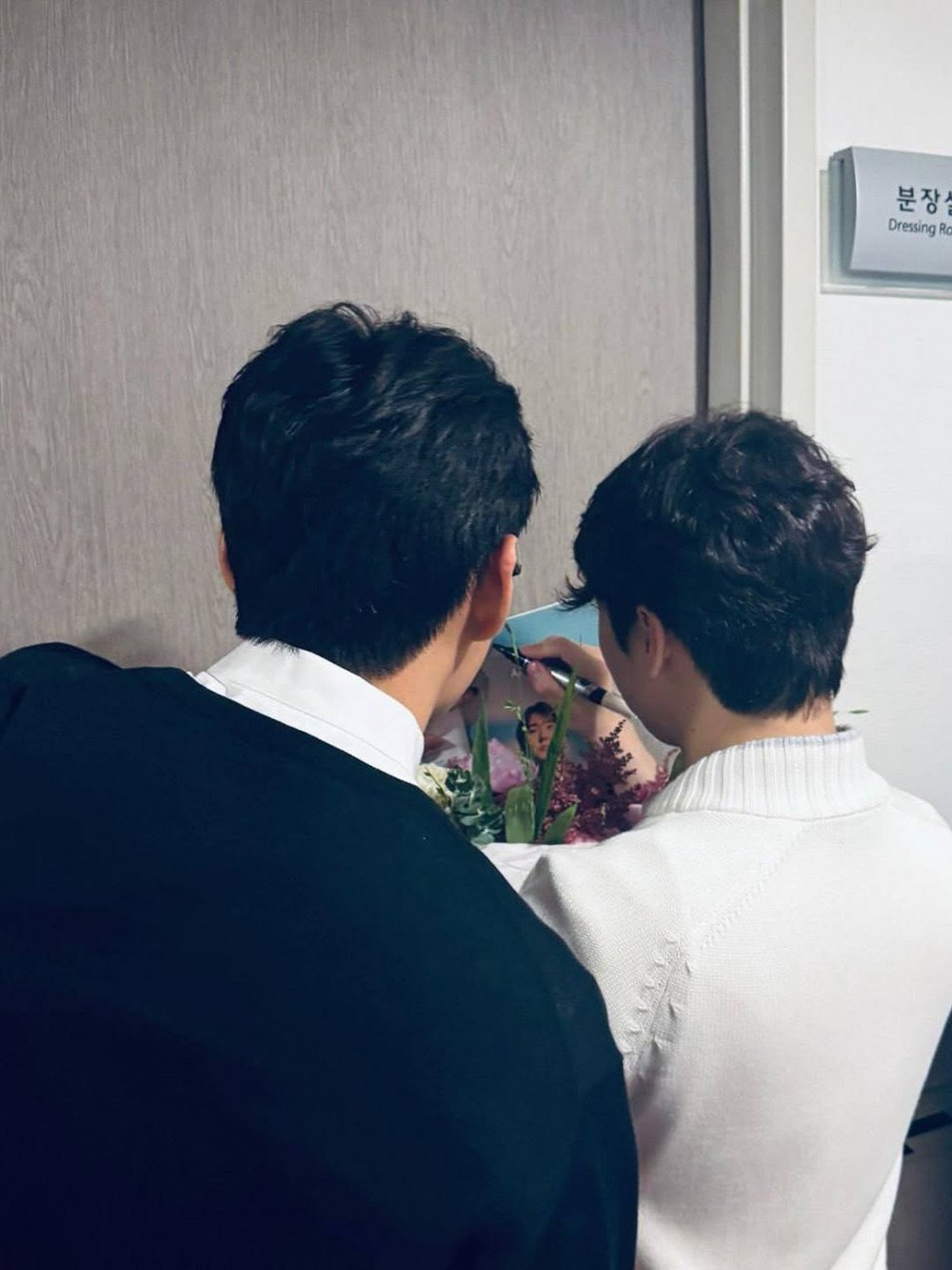 V of BTS Shares Images from His Military Discharge Celebration 9 Autograph Moment