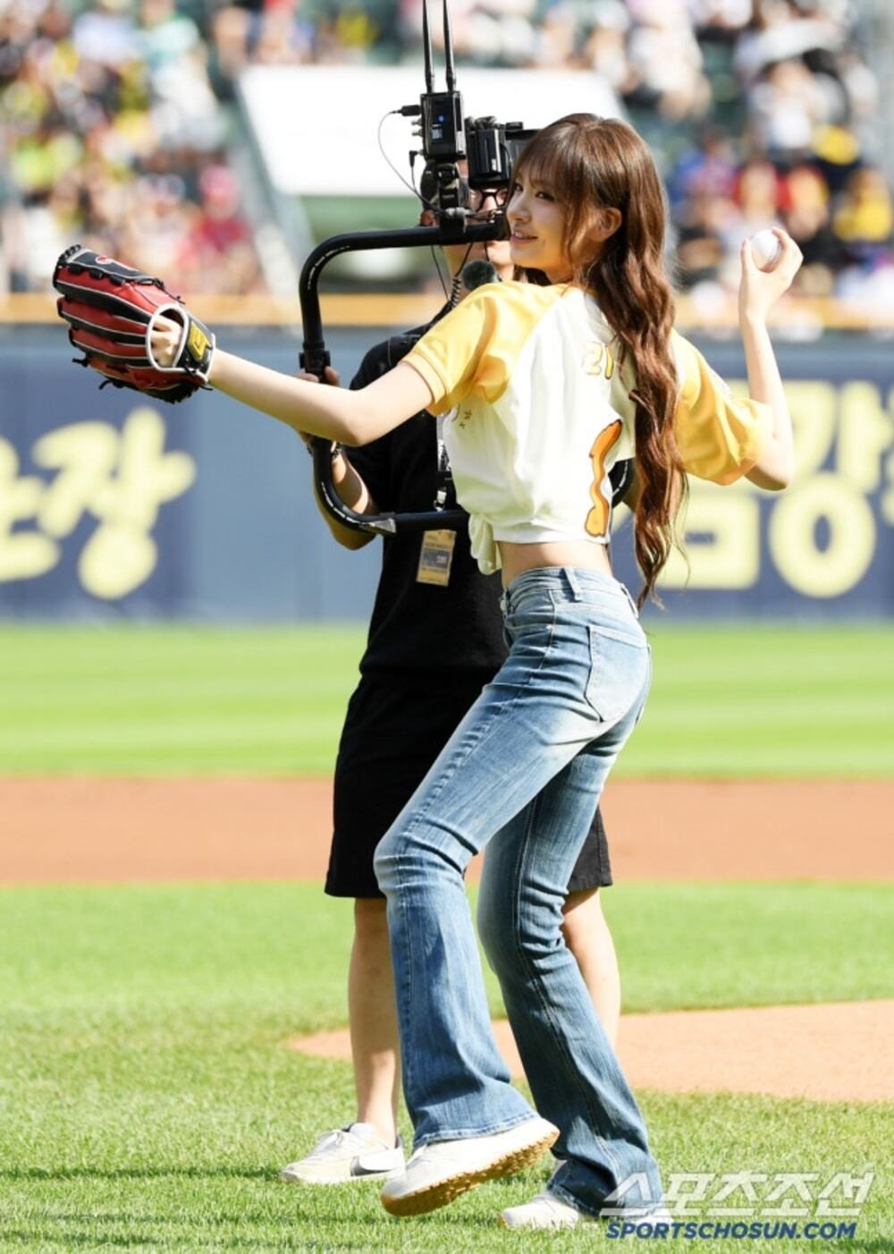 Liz thanking the fans