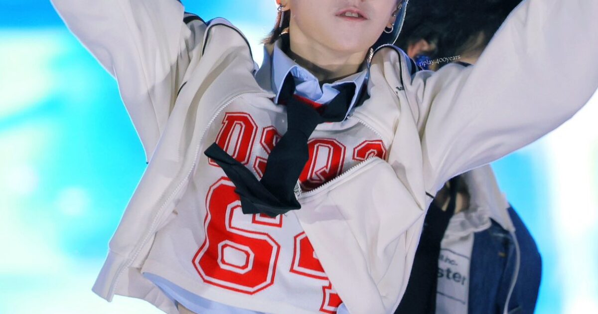 5th Gen Idol Caught Faking Abs On Stage