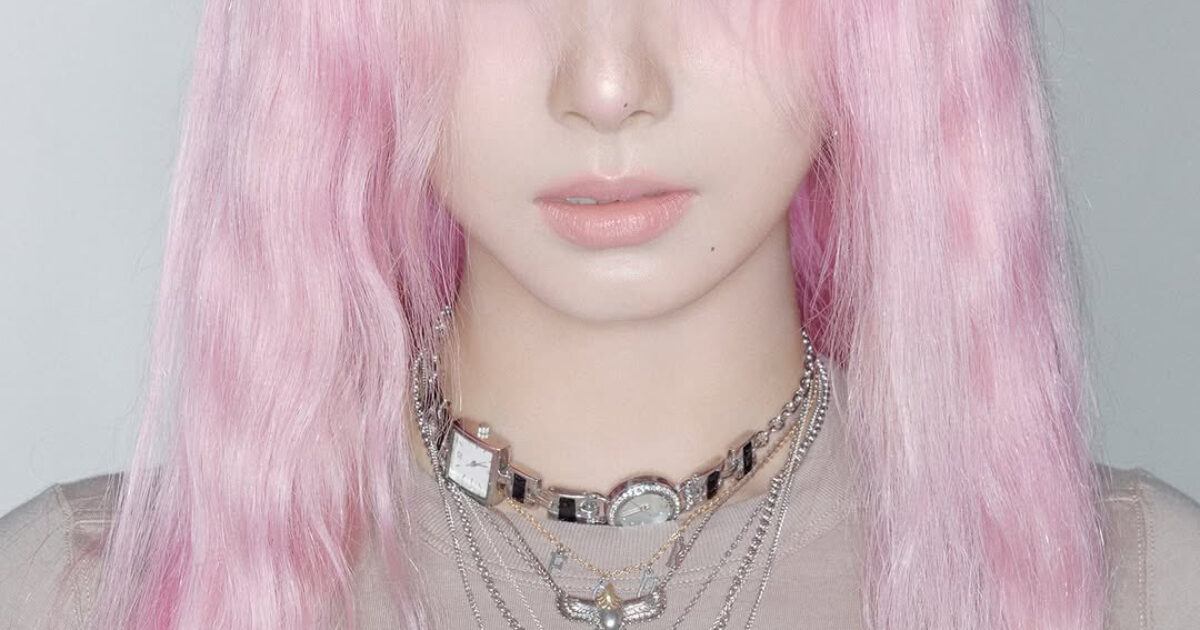Popular Third-Gen Idol Returns With Pink Hair For The First Time In 10 Years