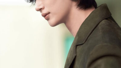 Popular Actor Pulls Off A Hard-To-Wear Accessory