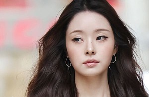 FreeZia Turns Heads with Effortless Beauty