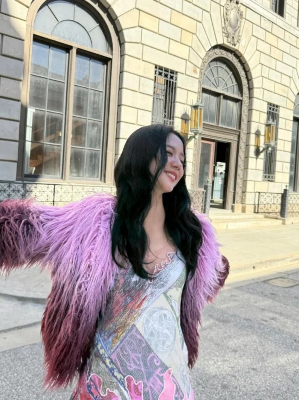 Jisoo stuns in a slipping purple faux fur coat ahead of BLACKPINK’s comeback concert