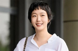 Kim Go-eun Turns Heads at Airport in Effortless White Shirt and Denim Look