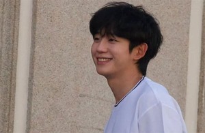 “Like a Cute Poodle” — Jung Hae-in Adds Summer Freshness in All-White Look