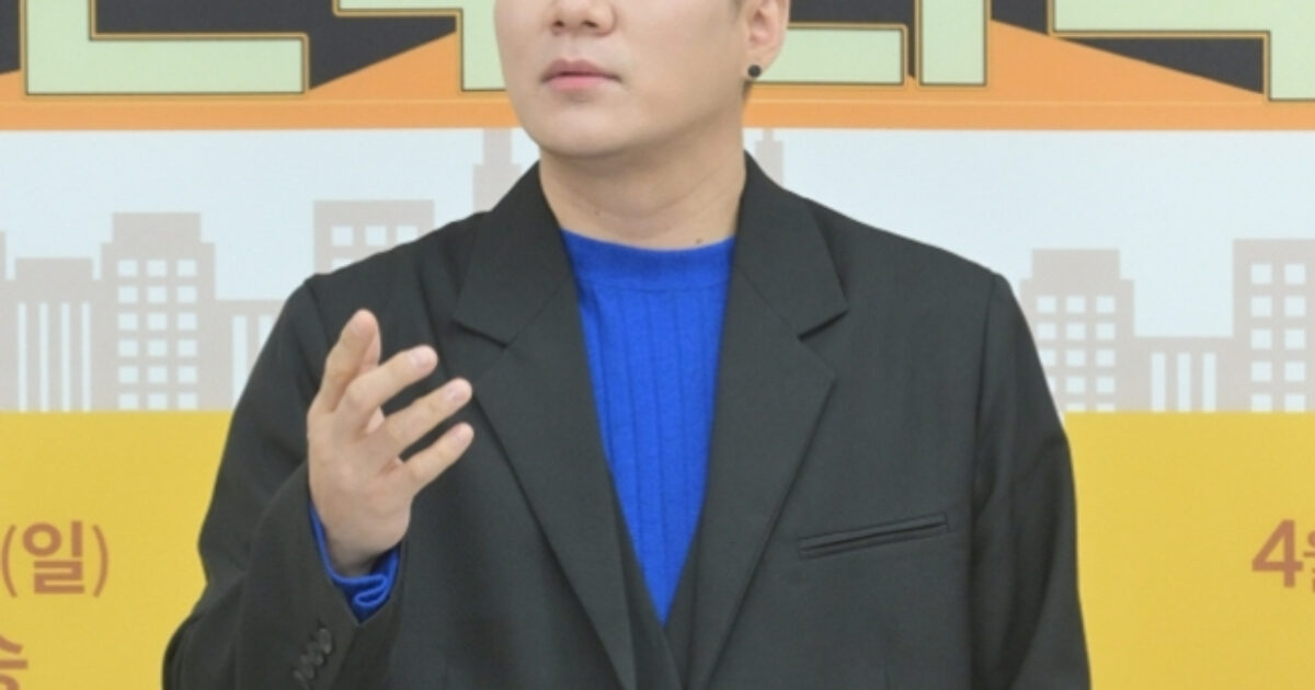 Famous Singer Clears Up Discord Rumors With Female Artist