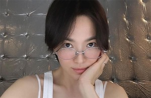 Song Hye-kyo Exudes Effortless Charm in Natural Selca with Glasses