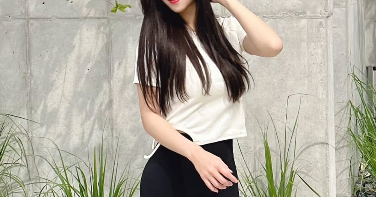 Gorgeous Mukbang YouTuber Eats 30,000 Calories A Day - But Weighs 50 Kg