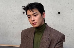 'Visual King' Cha Eun-woo Steals the Spotlight in Paris Before Military Enlistment