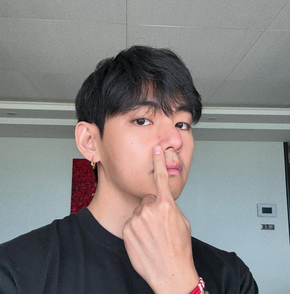 BTS's V (Kim Taehyung) Enchants Fans With Photo Collection From Recent Japan Trip 4 Snap 3