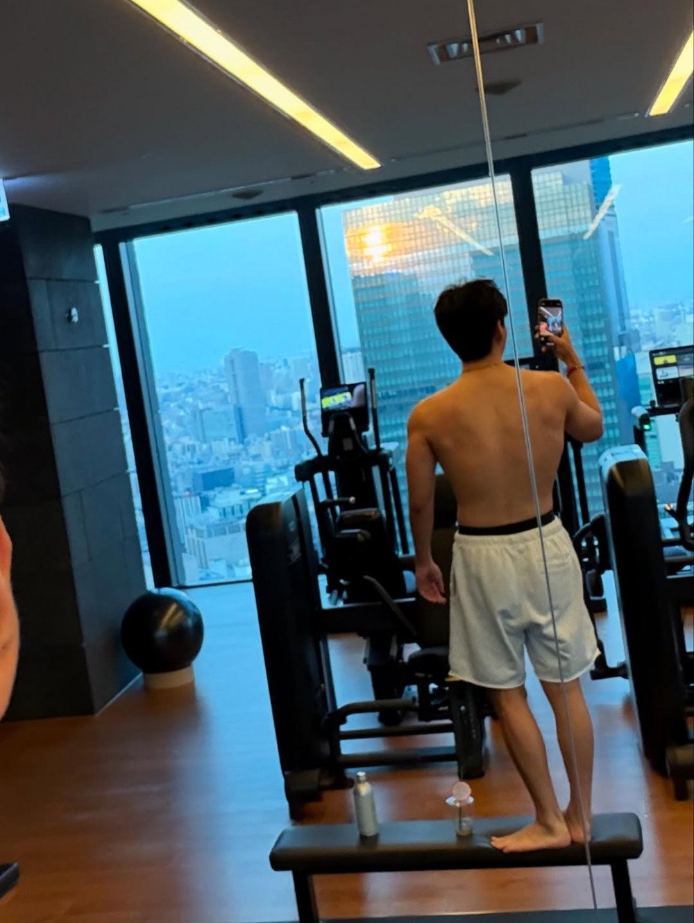 BTS's V (Kim Taehyung) Enchants Fans With Photo Collection From Recent Japan Trip 5 Gym Moment