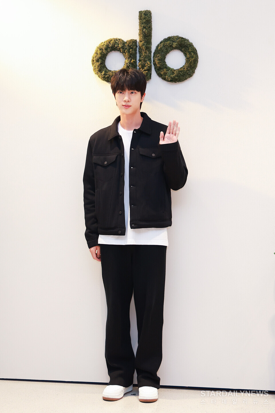 BTS's Jin, BLACKPINK's Jisoo, TWICE's Sana, and Aespa's Ningning Present at Alo's Inaugural Asia Flagship Opening Event 2 BTS Jin