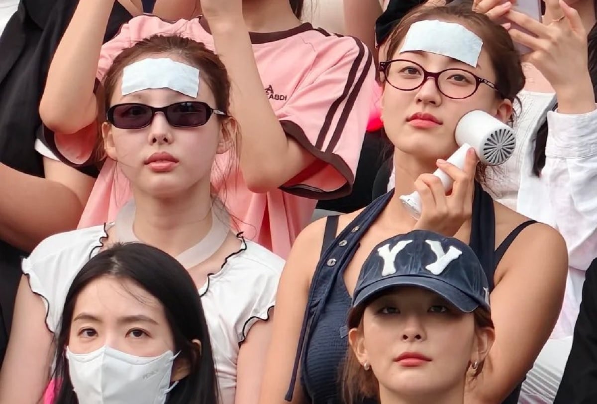 Netizens react to hilariously unfiltered zoom-ins of TWICE's Nayeon and Jihyo battling the heat at BLACKPINK concert