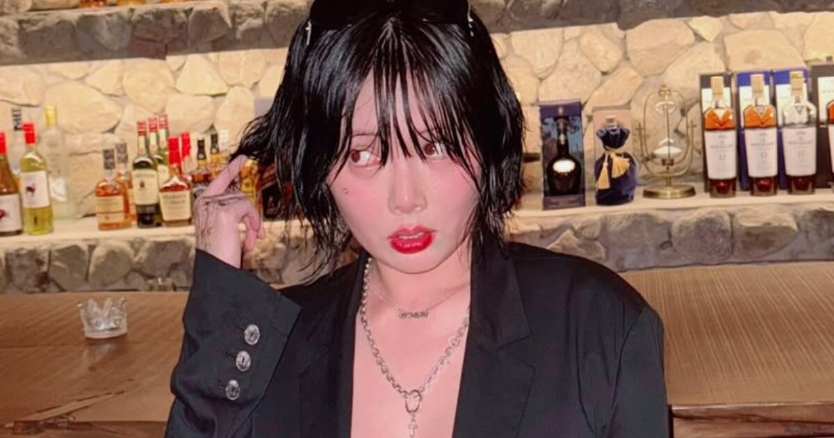 HyunA Goes Bold With Skin-Baring"Exposed Underwear" And "Pantless" Trend