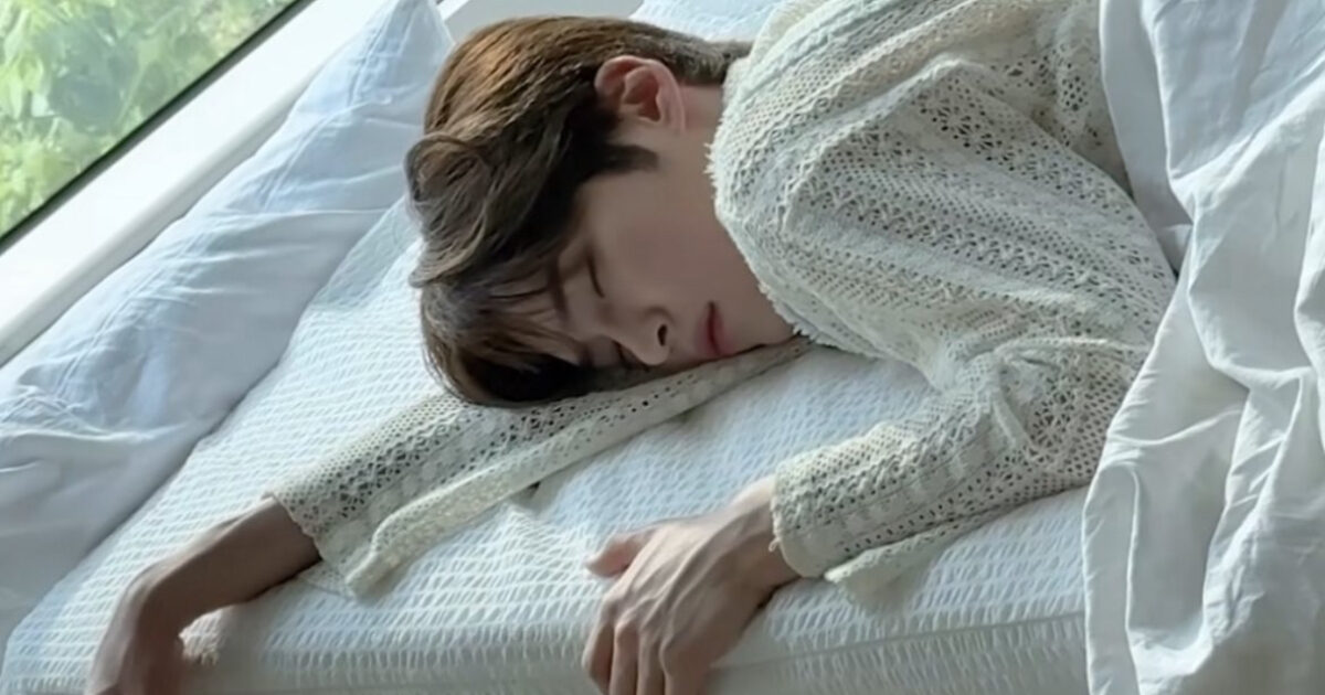 ZEROBASEONE’s Sung Hanbin Falls “Asleep” On The Job