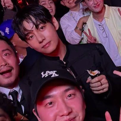 V holding kimbap instead of champagne