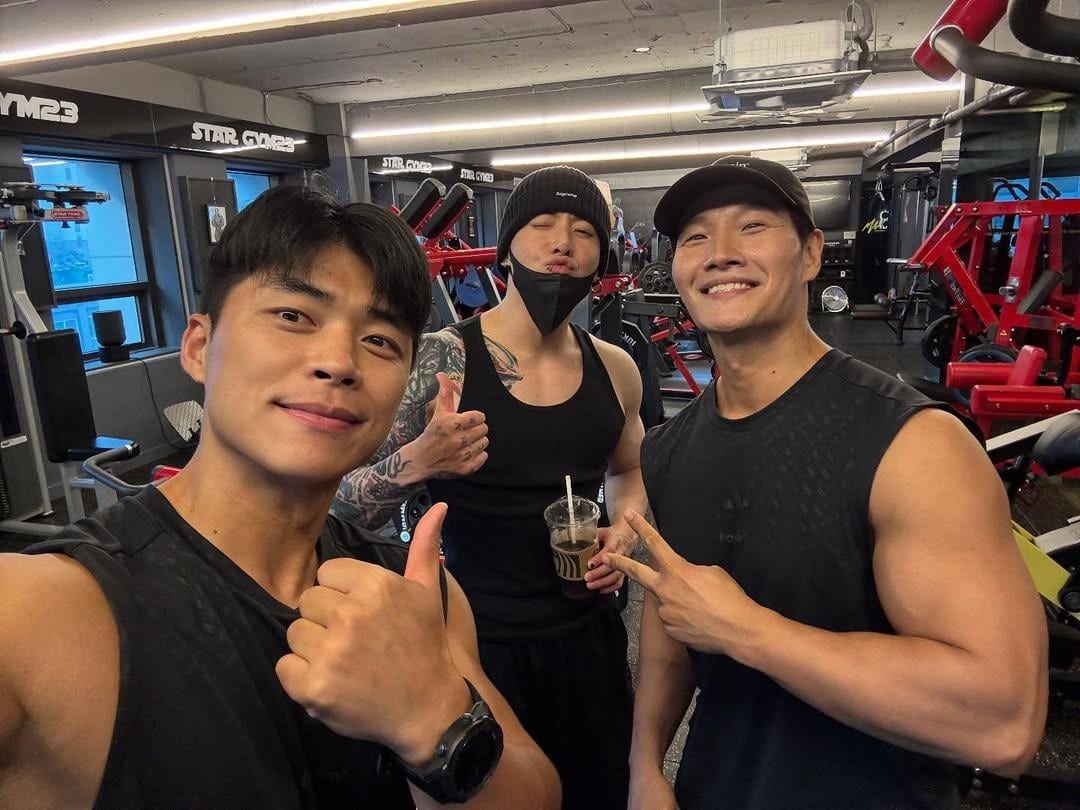 BTS V, Jungkook, and RM Impress With Stunning Muscle Transformation in Latest Photos 3 Muscle comparison BTS and Kim Jong Kook