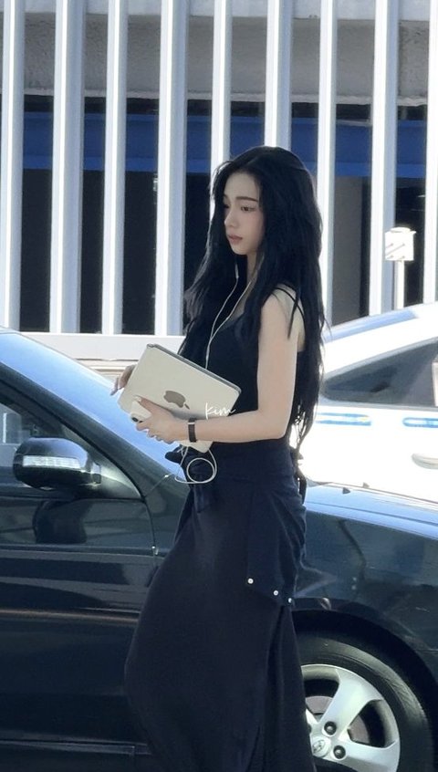 Aespa Karina’s Airport Pictures Ignite Strongly Split Opinions 1 Karina at Incheon Airport