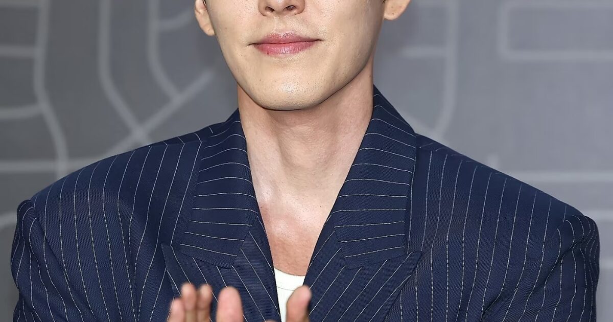 Top Actor Overheard Fans' Dinner Plans And Ended Up Paying For Them All