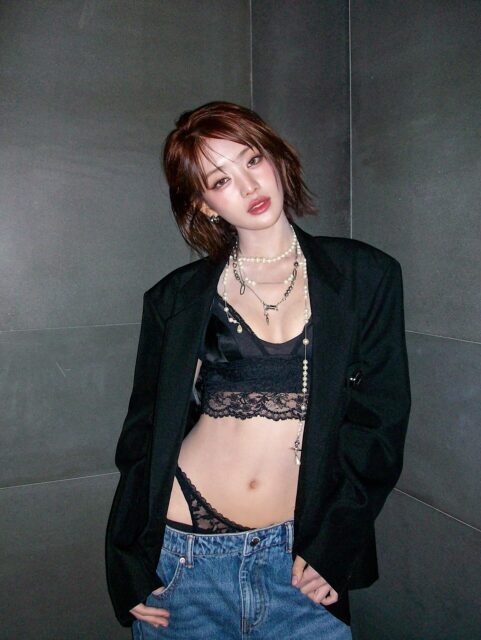 Minnie showing the lacy underwear under blazer and jeans