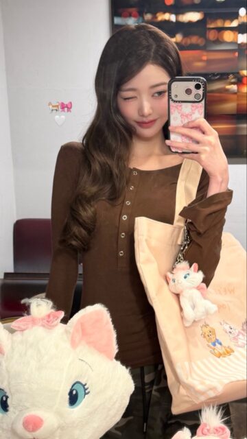 IVE Wonyoung Sparks Debate With New Post After W Korea Controversy 2 IVE Wonyoung Instagram selfie with pink bow emoji