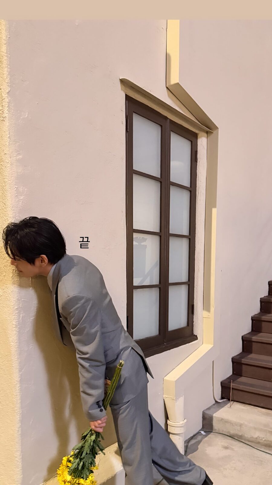 V handing flowers to fans