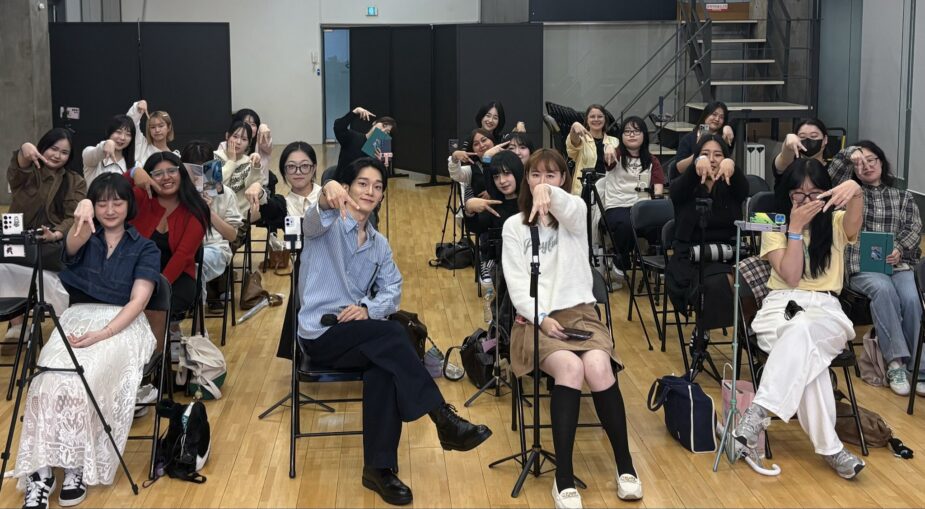 Chen Ktown4u fan sign