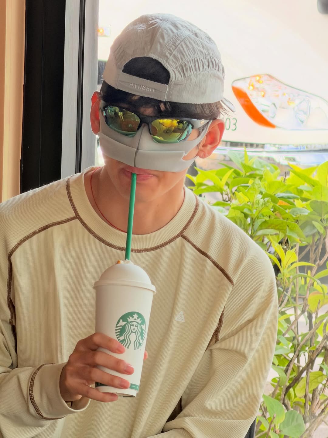 V’s Instagram post showing Starbucks