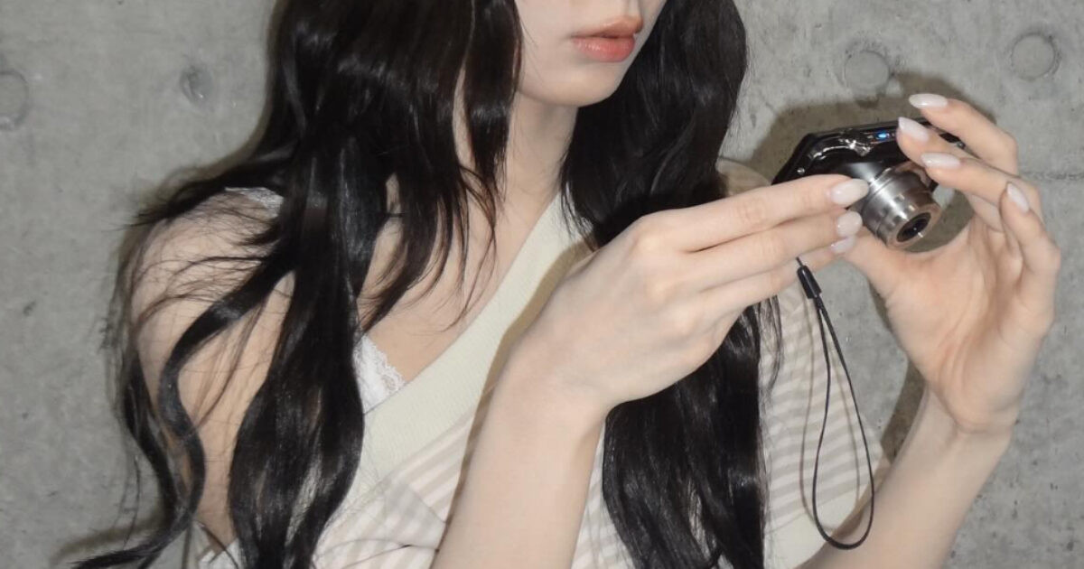 Another (G)I-DLE Member Becomes Target of Flawed Photoshop, Angering Fans 1 Miyeon heavily photoshopped selfie
