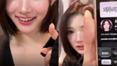 Jiwoo with fan during video call