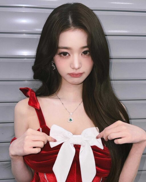 IVE Jang Wonyoung Santa 1