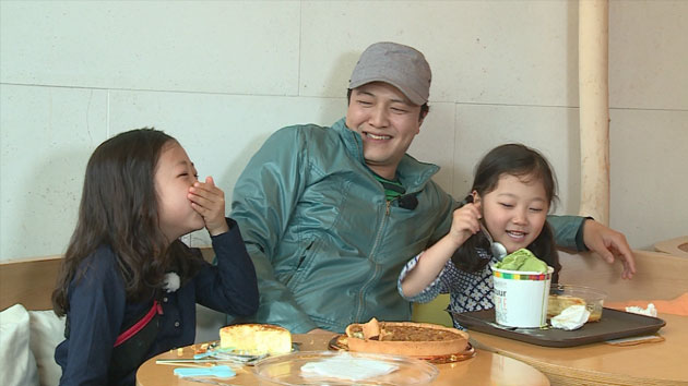 Jung Woong In with his daughters on Dad! Where Are We Going?