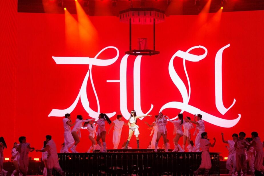 Jennie performing at MMA 2025