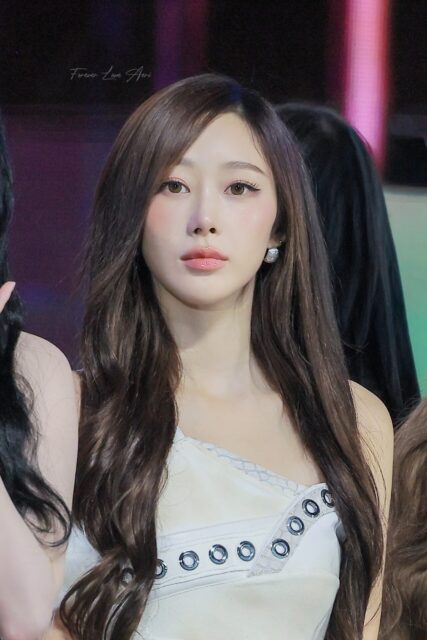 Giselle's posture during Jennie's performance