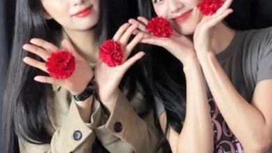 They’re sisters for sure.